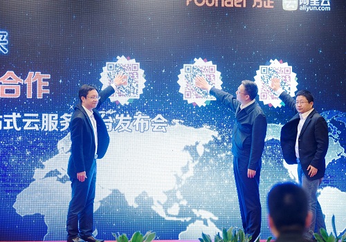 中國(guó)新聞技聯(lián)理事長(zhǎng)謝勝和（中）、方正電子董事長(zhǎng)、總裁楊斌（左）、阿里云互聯(lián)網(wǎng)事業(yè)部總經(jīng)理金戈（右）共同開(kāi)啟新品發(fā)布.jpg
