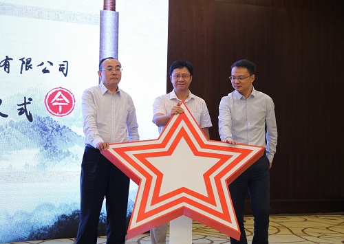 方正電子總裁楊斌（中）、華為中國(guó)區(qū)企業(yè)BG廣電媒資業(yè)務(wù)部副部長(zhǎng)張宏中（右一）、方正電子數(shù)字出版與教育業(yè)務(wù)部總經(jīng)理劉長(zhǎng)明（左一）共同發(fā)布融合云出版解決方案.jpg