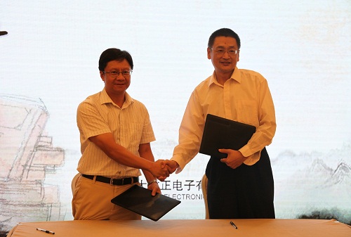 方正電子總裁楊斌（左）、國(guó)家開放大學(xué)出版?zhèn)髅郊瘓F(tuán)總編輯、中央廣播電視大學(xué)出版社總編輯任巖（右）代表雙方簽約.jpg