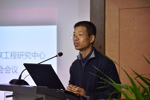 計(jì)算機(jī)所所長(zhǎng)、中心主任郭宗明做研究中心的總體工作匯報(bào).jpg